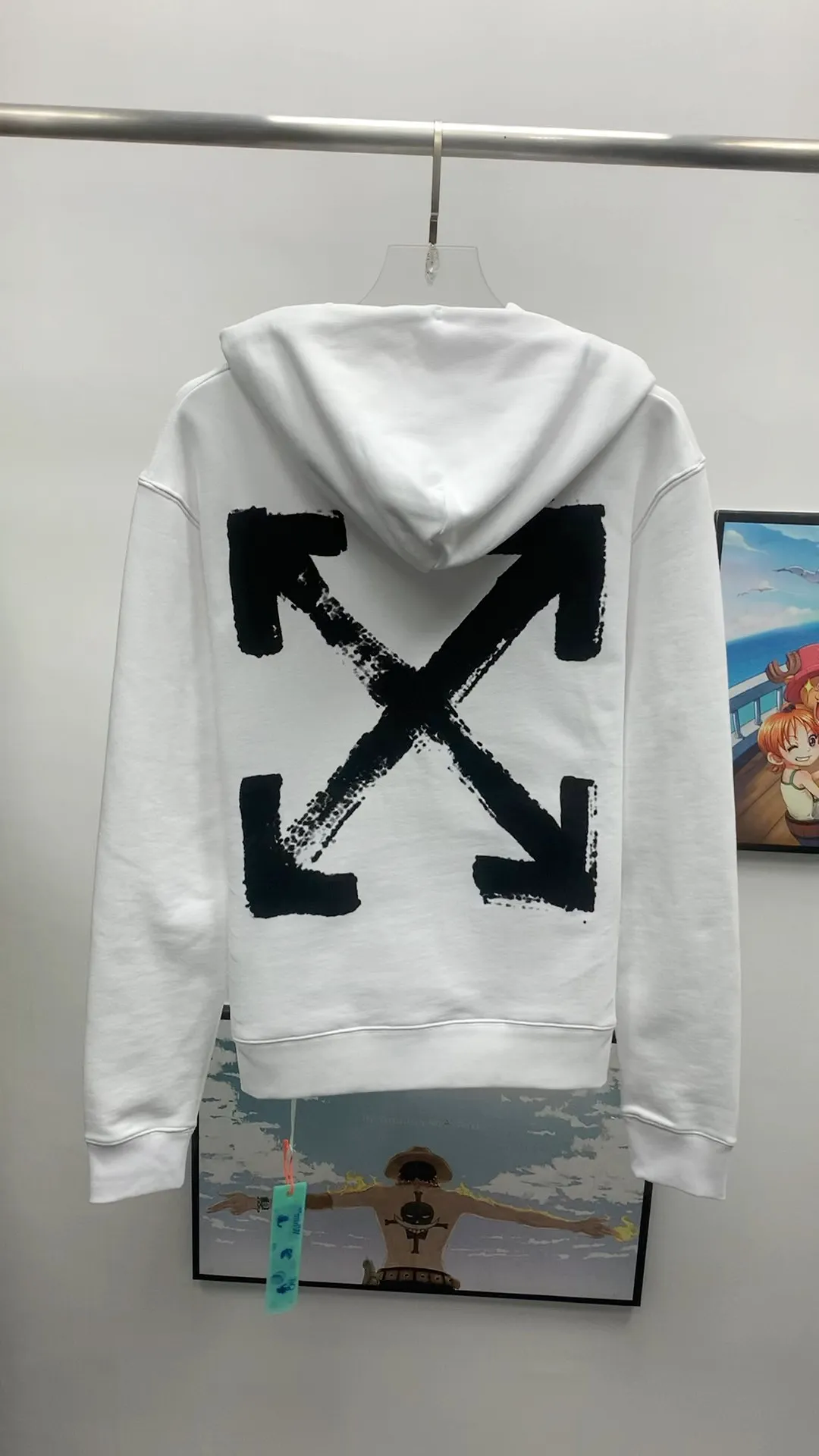 Real shot video on the back - the top tested version of Off-White's new 2023 autumn and winter spray-painted graffiti arrow hooded sweatshirt. The new style adds graffiti elements, adding a touch of literary style to the overall through-style short-sleeved style. This is a typical OFF retro literary style. This is also the first expression of the two cultures since the merger with LV in 2021. The printing adopts screen printing imported glue technology, and the ink dots are even, imitating the natural dynamics of spray paint. The hollows are both dark and light, the transition is smooth, and the gradient effect is visible to the naked eye. The front printing uses the same process. Minimalist letter logo on the chest, OS version, same style for men and women! The 480g cotton texture feels smooth and textured, with full drape.  Color: Black White Size: XS-L P:410